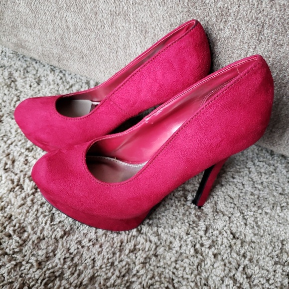 Red Pumps - Picture 2 of 5